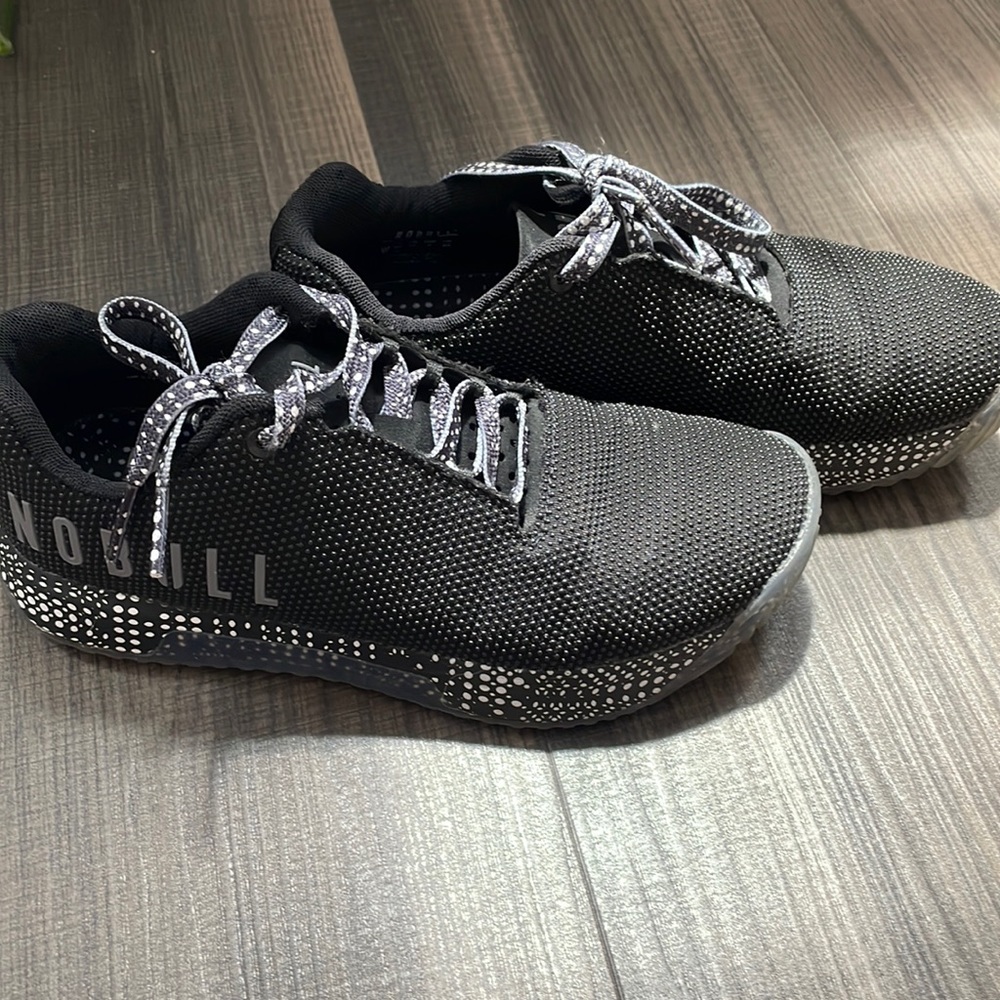 Nobull black surface trainer +